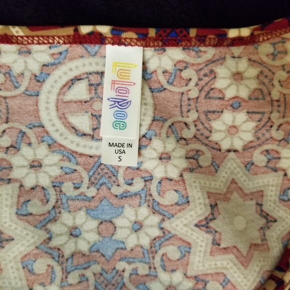 🤍 EUC LuLaRoe Red & Brown Shirt Size S - Picture 3 of 8